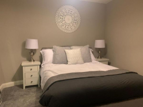 Silver Stag, Welcoming, 3 double beds, off road parking, great living space